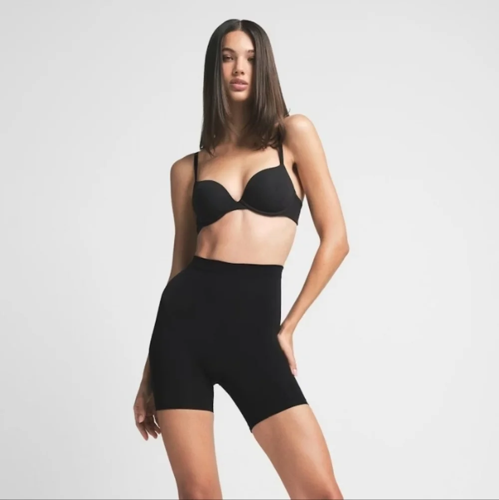 Skims Seamless Sculpt Mid Thigh Shorts-Size Small